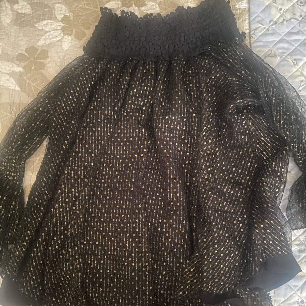 Elastic neckline shirt
